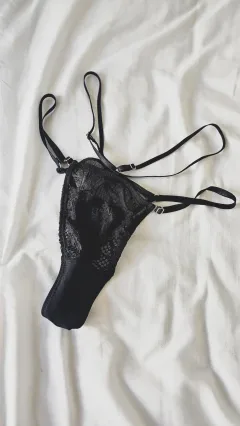 Tanga Regulable doble tira ALMENDRA negra